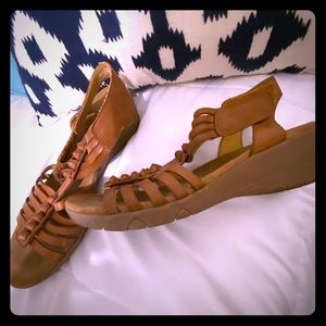 BareTraps Memory Foam Wedge Strappy Sandals 9